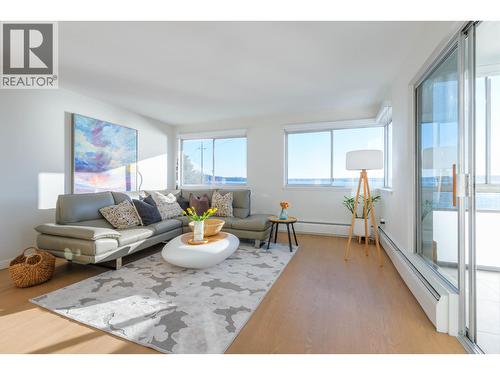 102 2246 Bellevue Avenue, West Vancouver, BC - Indoor Photo Showing Living Room
