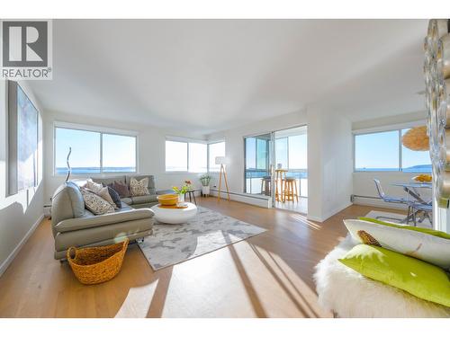 102 2246 Bellevue Avenue, West Vancouver, BC - Indoor Photo Showing Living Room