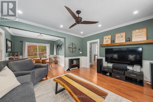 4109 Glenview Road, Petrolia, ON - Indoor Photo Showing Living Room