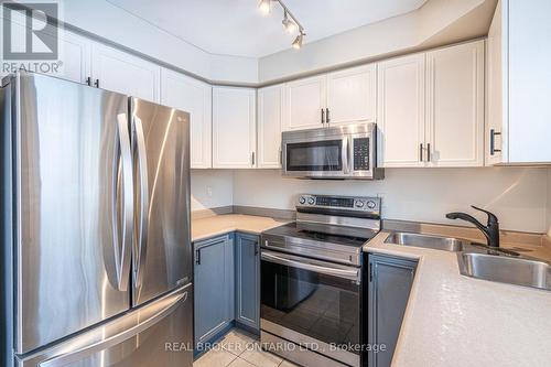 126 Mowat Crescent, Halton Hills, ON - Indoor Photo Showing Kitchen With Double Sink