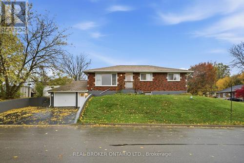 31 Oakwood Avenue, Norfolk, ON - Outdoor With Facade