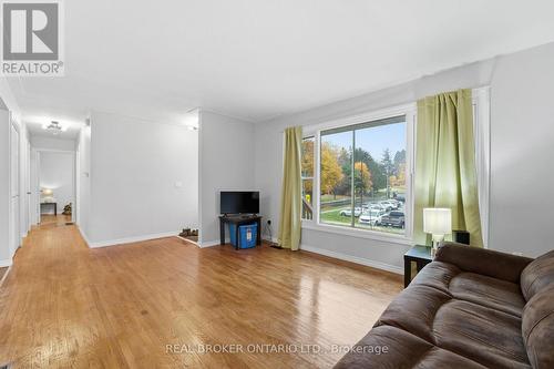 31 Oakwood Avenue, Norfolk, ON - Indoor Photo Showing Living Room