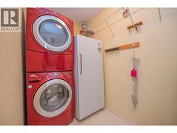 Laundry room off entry, stand up freezer included - 
