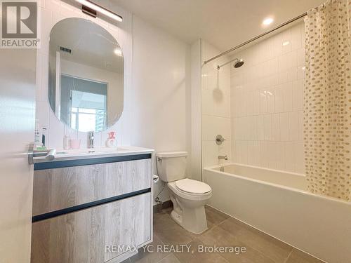 324 - 8 Beverley Glen Boulevard, Vaughan, ON - Indoor Photo Showing Bathroom