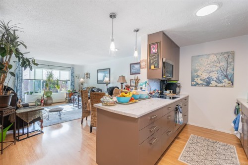 114-10110 Fifth St, Sidney, BC - Indoor Photo Showing Kitchen With Upgraded Kitchen