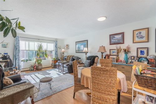 114-10110 Fifth St, Sidney, BC - Indoor Photo Showing Living Room