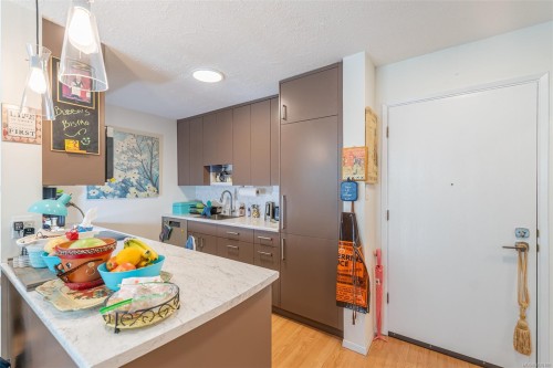 114-10110 Fifth St, Sidney, BC - Indoor