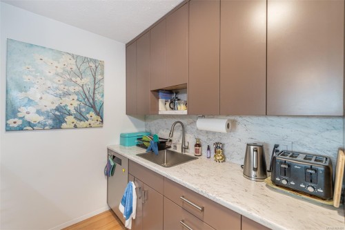 114-10110 Fifth St, Sidney, BC - Indoor Photo Showing Kitchen With Upgraded Kitchen
