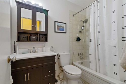 304-1680 Poplar Ave, Saanich, BC - Indoor Photo Showing Bathroom