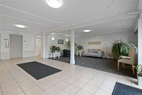 304-1680 Poplar Ave, Saanich, BC - Indoor Photo Showing Other Room