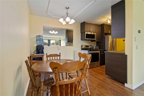 304-1680 Poplar Ave, Saanich, BC - Indoor Photo Showing Dining Room