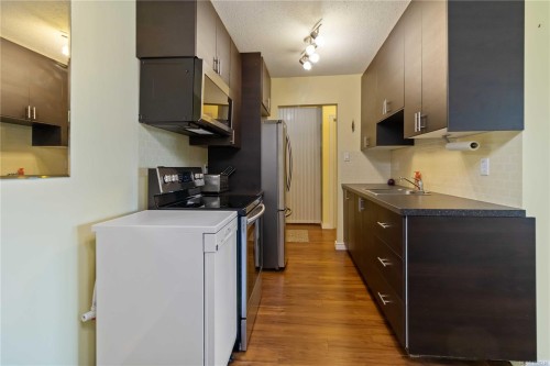 304-1680 Poplar Ave, Saanich, BC - Indoor Photo Showing Kitchen