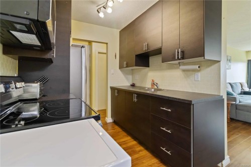 304-1680 Poplar Ave, Saanich, BC - Indoor Photo Showing Other Room