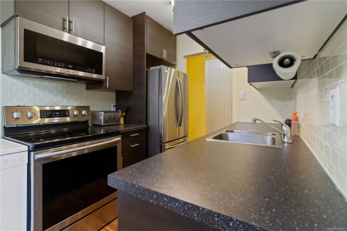 304-1680 Poplar Ave, Saanich, BC - Indoor Photo Showing Kitchen