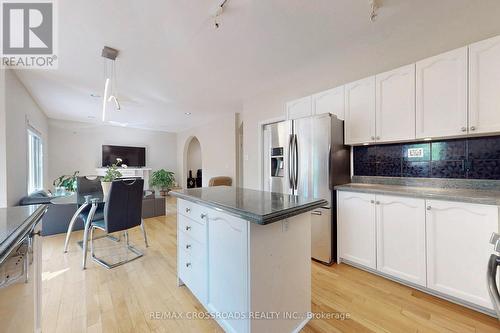 63 Baynards Lane, Richmond Hill, ON - Indoor Photo Showing Kitchen