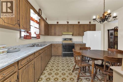 2816 Langlois Court, Windsor, ON - Indoor Photo Showing Kitchen With Double Sink
