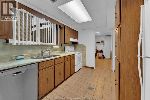2816 Langlois Court, Windsor, ON - Indoor Photo Showing Kitchen With Double Sink