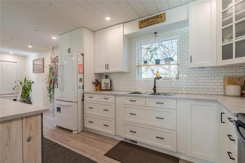 223 Main Street, Grunthal, MB - Indoor Photo Showing Kitchen With Upgraded Kitchen
