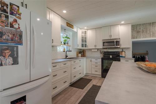 223 Main Street, Grunthal, MB - Indoor Photo Showing Kitchen