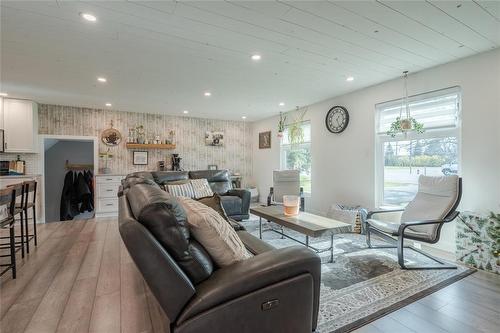 223 Main Street, Grunthal, MB - Indoor Photo Showing Living Room