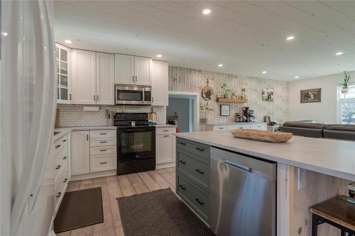 223 Main Street, Grunthal, MB - Indoor Photo Showing Kitchen With Upgraded Kitchen