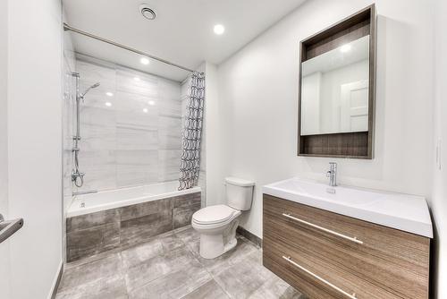 Bathroom - 6667 Av. De Monts, Montréal (Le Sud-Ouest), QC - Indoor Photo Showing Bathroom