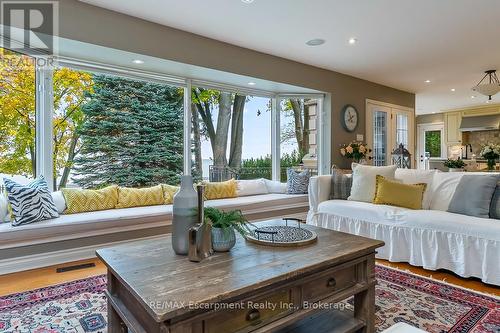 2372 Carrington Place, Oakville (Fd Ford), ON - Indoor Photo Showing Living Room