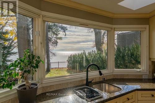 2372 Carrington Place, Oakville (Fd Ford), ON - Indoor Photo Showing Kitchen With Double Sink