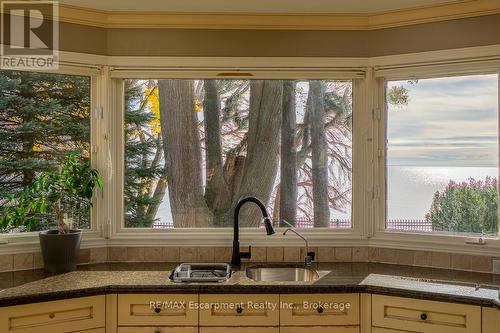 2372 Carrington Place, Oakville (Fd Ford), ON - Indoor Photo Showing Kitchen With Double Sink