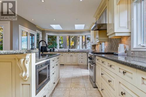 2372 Carrington Place, Oakville (Fd Ford), ON - Indoor Photo Showing Kitchen With Upgraded Kitchen