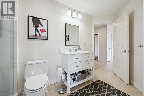Updated bathroom - 404 - 65 Bayberry Drive, Guelph (Village By The Arboretum), ON - Indoor Photo Showing Bathroom