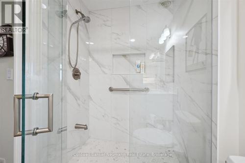 Walk-in glass shower - 404 - 65 Bayberry Drive, Guelph (Village By The Arboretum), ON - Indoor Photo Showing Bathroom