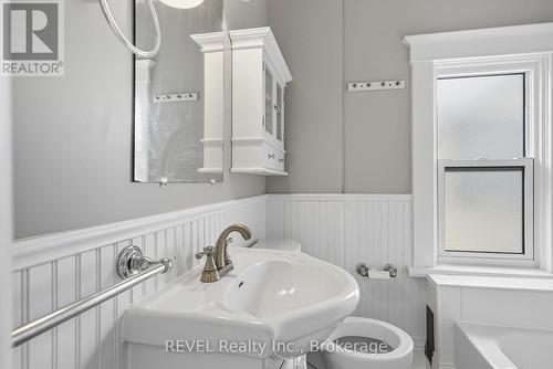 14 Bond Street, St. Catharines (Downtown), ON - Indoor Photo Showing Bathroom