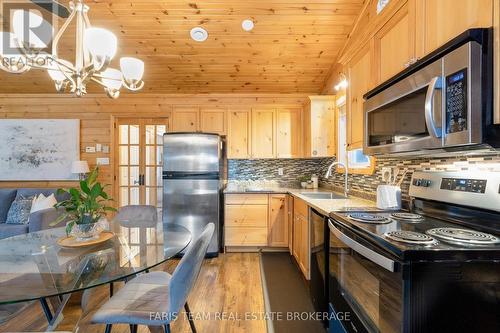 12 Cabin Crescent, Wasaga Beach, ON - Indoor Photo Showing Kitchen