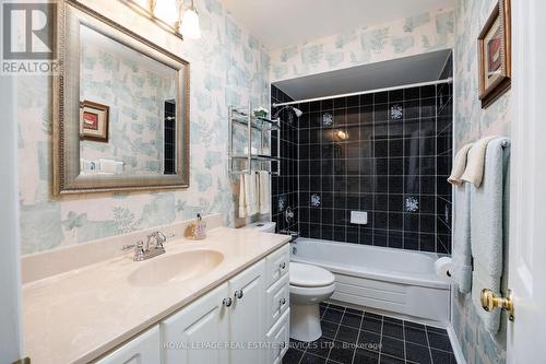 30 - 1415 Hazelton Boulevard, Burlington, ON - Indoor Photo Showing Bathroom