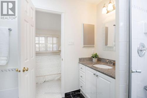 30 - 1415 Hazelton Boulevard, Burlington, ON - Indoor Photo Showing Bathroom