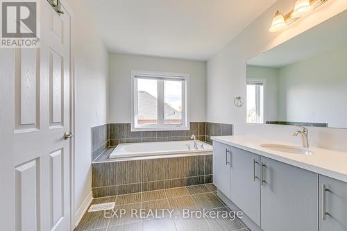 142 Toucan Trail, Oakville, ON - Indoor Photo Showing Bathroom