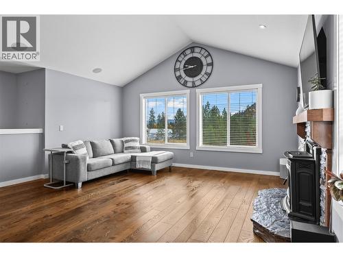 2866 Auburn Road, West Kelowna, BC - Indoor Photo Showing Living Room