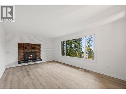 800 20Th Street Se, Salmon Arm, BC - Indoor Photo Showing Living Room With Fireplace