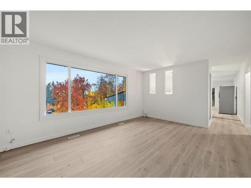 800 20Th Street Se, Salmon Arm, BC - Indoor Photo Showing Living Room