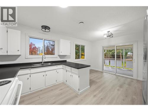 800 20Th Street Se, Salmon Arm, BC - Indoor Photo Showing Kitchen With Double Sink