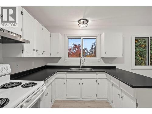 800 20Th Street Se, Salmon Arm, BC - Indoor Photo Showing Kitchen With Double Sink