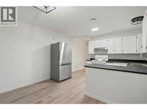 800 20Th Street Se, Salmon Arm, BC - Indoor Photo Showing Kitchen