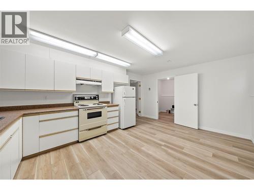 800 20Th Street Se, Salmon Arm, BC - Indoor Photo Showing Kitchen