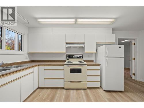 800 20Th Street Se, Salmon Arm, BC - Indoor Photo Showing Kitchen With Double Sink