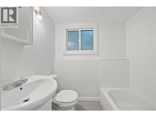 800 20Th Street Se, Salmon Arm, BC - Indoor Photo Showing Bathroom