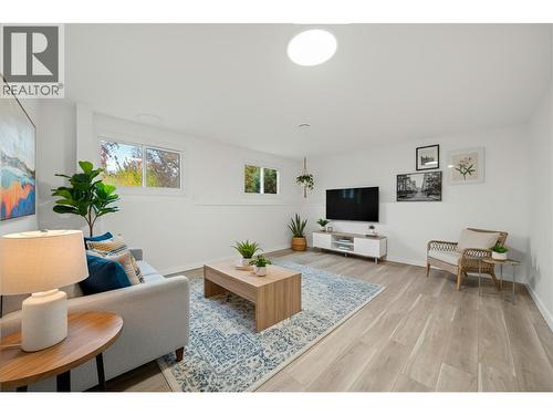 800 20Th Street Se, Salmon Arm, BC - Indoor Photo Showing Living Room