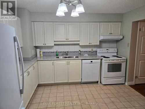 611 - 600 Talbot Street, London East (East F), ON - Indoor Photo Showing Kitchen With Double Sink