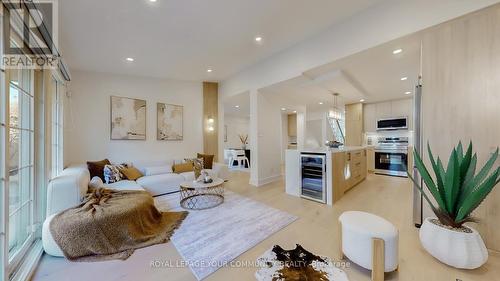 4115 Marigold Crescent, Mississauga, ON - Indoor Photo Showing Living Room