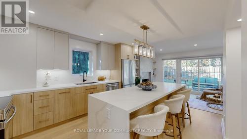 4115 Marigold Crescent, Mississauga, ON - Indoor Photo Showing Kitchen With Upgraded Kitchen